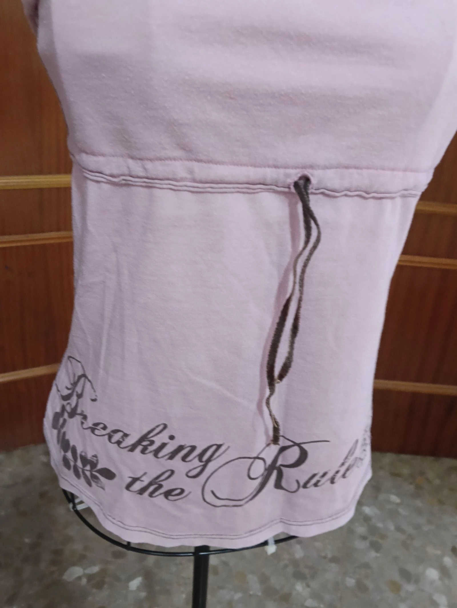 Top met halsband, roze met verstelbaar lint in het midden, bloemenprint en universiteitsstijl op de achterkant – photo 12